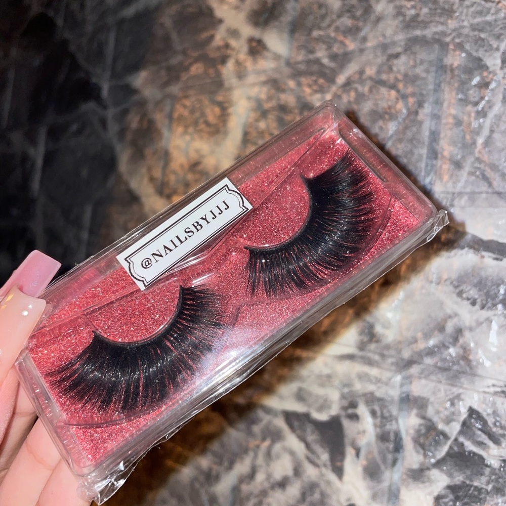 Extension Lookalike False Lashes - Picture 2 of 2